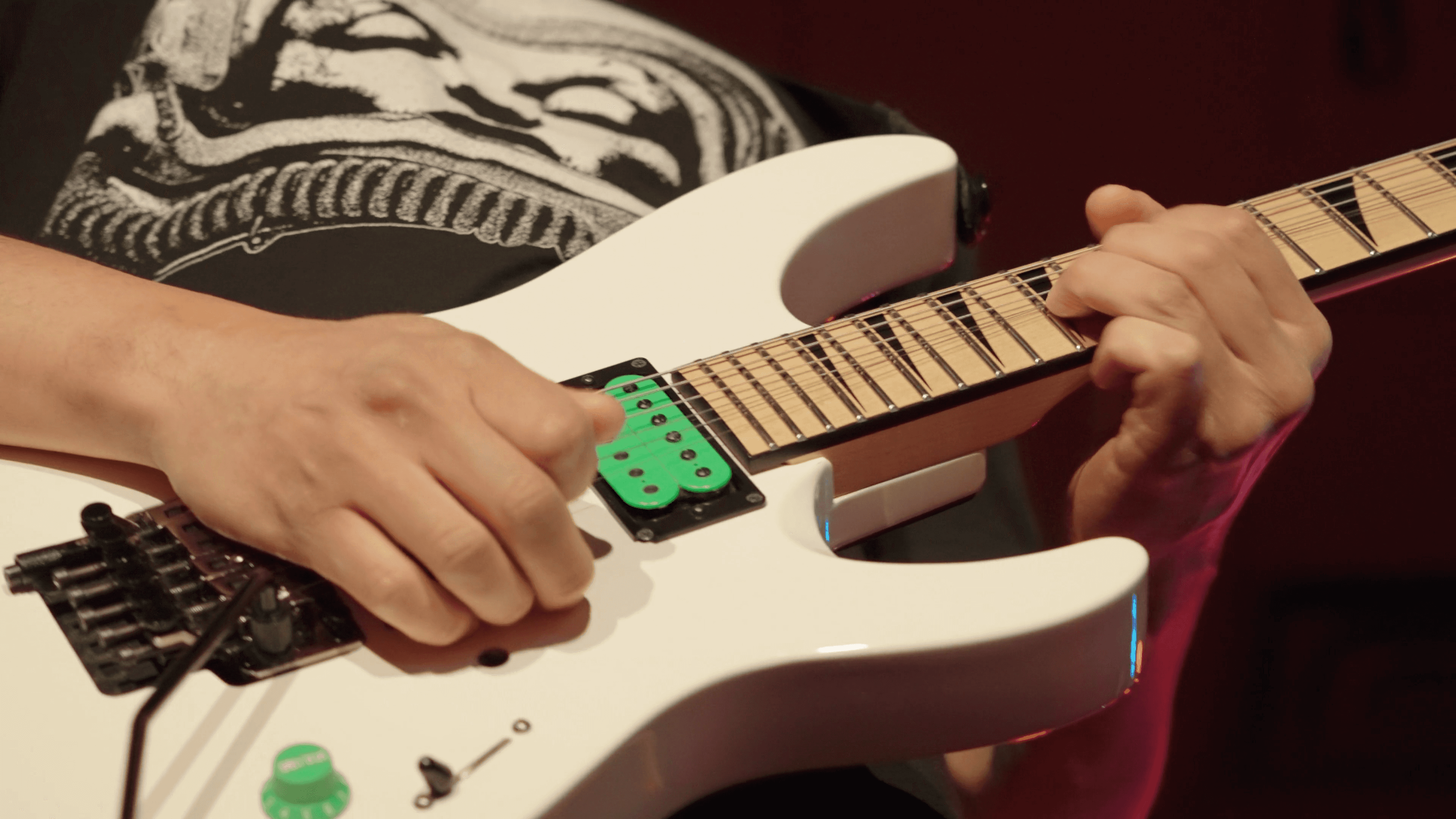 Six String - vlcsnap-2026-04-12-17h16m00s239