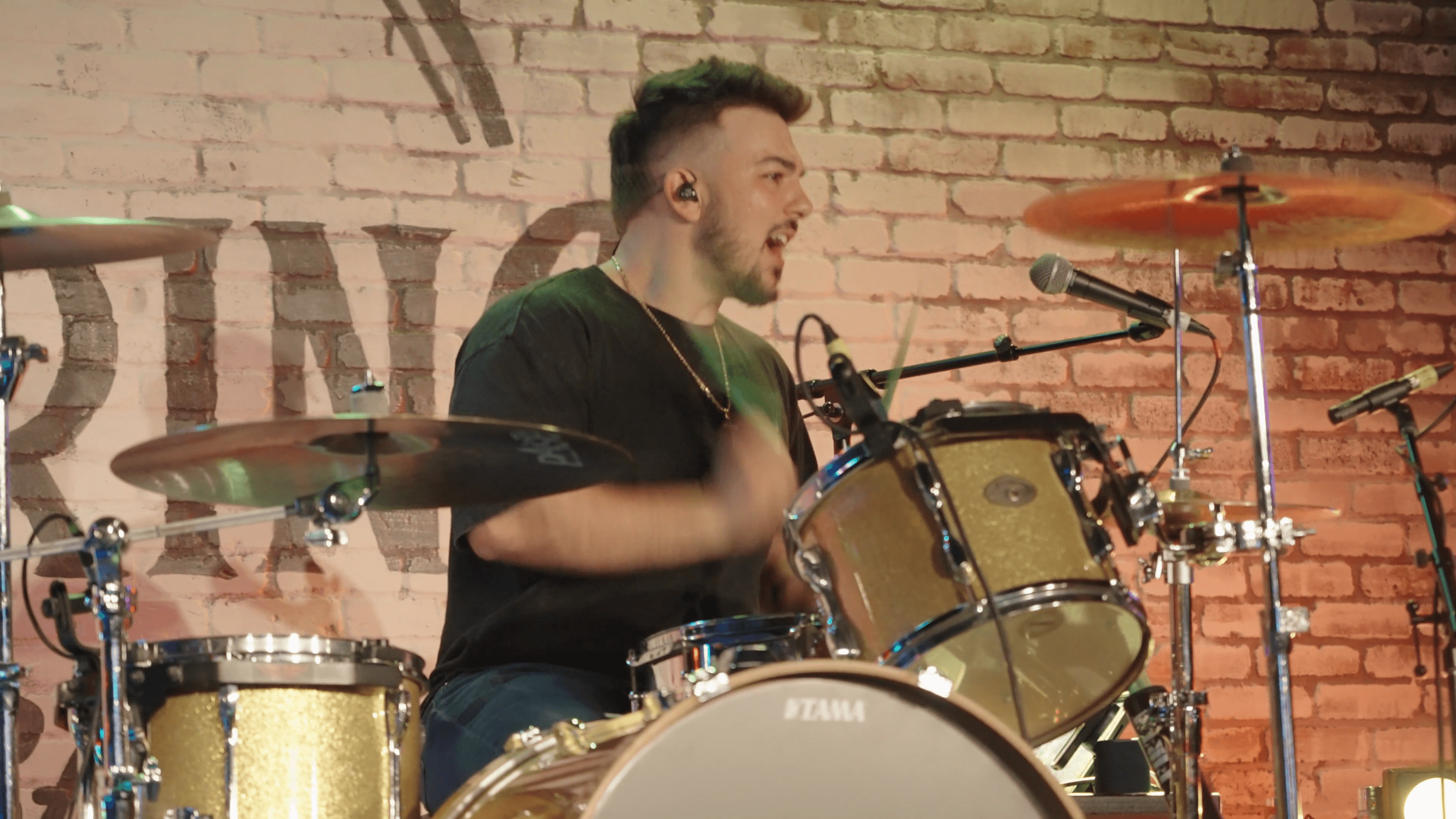 Six String - vlcsnap-2026-04-12-20h51m23s373